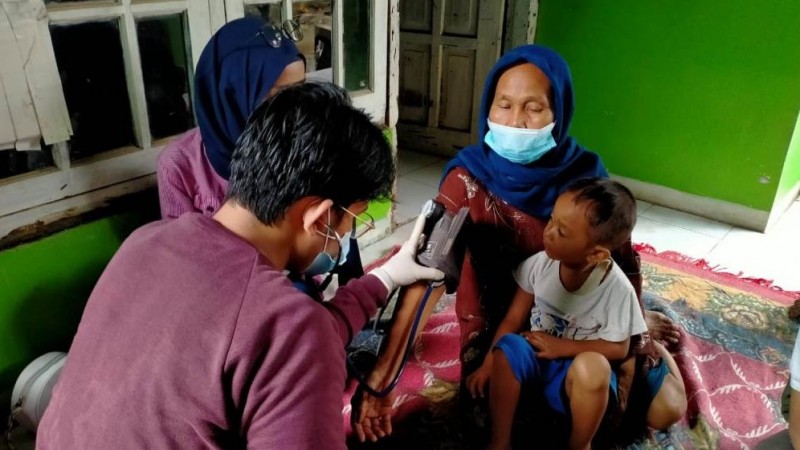 Pemeriksaan kesehatan warga oleh NU Bekasi hasil kerja sama NU Care-LAZISNU, PMII, dan Ismakes Kabupaten Bekasi. (Foto: Irfan Arifin)