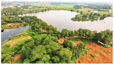 Situ Cibeureum, sebuah danau alami yang terletak di Bekasi, Jawa Barat, menawarkan oase ketenangan di tengah hiruk pikuk kota industri. (Sumber : Instagram/@arie_46/HARIDARMAWAN.COM).