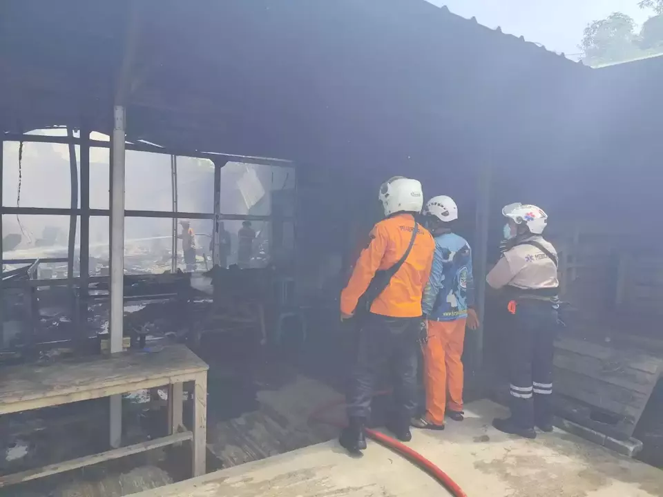 Puluhan kambing mati terpanggang akibat kebakaran yang terjadi di sebuah peternakan yang berada di Jalan Raya Diponegoro, Tambun Selatan, Bekasi. (Beritasatu.com/Eka Jaya Saputra)