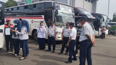 Dishub mengawasi terminal Induk Bekasi saat arus mudik lebaran 2025