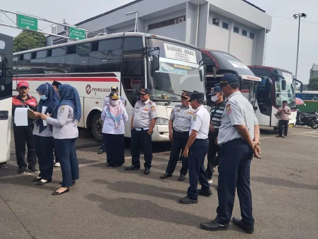 Dishub mengawasi terminal Induk Bekasi saat arus mudik lebaran 2025