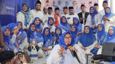 Ketua BKMT Provinsi Jabar Ustadzah Atifah Hasan foto bersama Calon Wali Kota Bekasi Heri Koswara dan Calon Gubernur Jabar Ahmad Syaikhu beserta peserta Maulidurrosul SAW di Yayasan Al Furqon Bekasi, Rabu (9/10/2024). Foto ist.