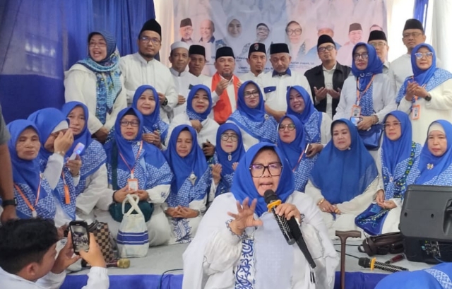 Ketua BKMT Provinsi Jabar Ustadzah Atifah Hasan foto bersama Calon Wali Kota Bekasi Heri Koswara dan Calon Gubernur Jabar Ahmad Syaikhu beserta peserta Maulidurrosul SAW di Yayasan Al Furqon Bekasi, Rabu (9/10/2024). Foto ist.