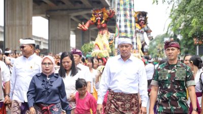 Wali Kota Bekasi, Tri Adhianto yang didampingi Ketua TP PKK Kota Bekasi, Wiwiek Hargono beserta Dandim 0507 Kota Bekasi, Rico Sirait menghadiri perayaan hari Nyepi di Pura Agung Tirta Bhuana, Kelurahan Jakasampurna, Kecamatan Bekasi Barat, Jumat (28/3/2025).