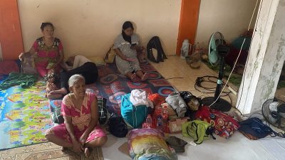 Sebanyak 20 kepala keluarga (KK) mengungsi ke Mushala Jamiatul Khoir imbas banjir merendam Kampung Lebak, RT 06 dan RT 07/RW 02, Kelurahan Teluk Pucung, Bekasi Utara, Kota Bekasi, Senin (3/3/2025).(ACHMAD NASRUDIN YAHYA/KOMPAS.com)