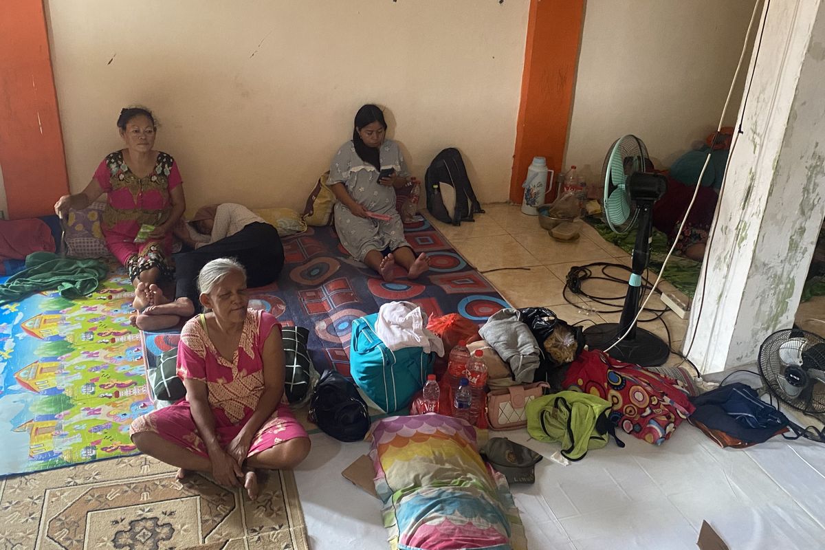 Sebanyak 20 kepala keluarga (KK) mengungsi ke Mushala Jamiatul Khoir imbas banjir merendam Kampung Lebak, RT 06 dan RT 07/RW 02, Kelurahan Teluk Pucung, Bekasi Utara, Kota Bekasi, Senin (3/3/2025).(ACHMAD NASRUDIN YAHYA/KOMPAS.com)
