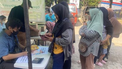 Puluhan warga yang didominasi oleh emak-emak menyerbu operasi minyak goreng murah di halaman depan Pasar Bantargebang, Kota Bekasi, Jawa Barat, Senin (3/3/2025) pagi.(ACHMAD NASRUDIN YAHYA/KOMPAS.com)