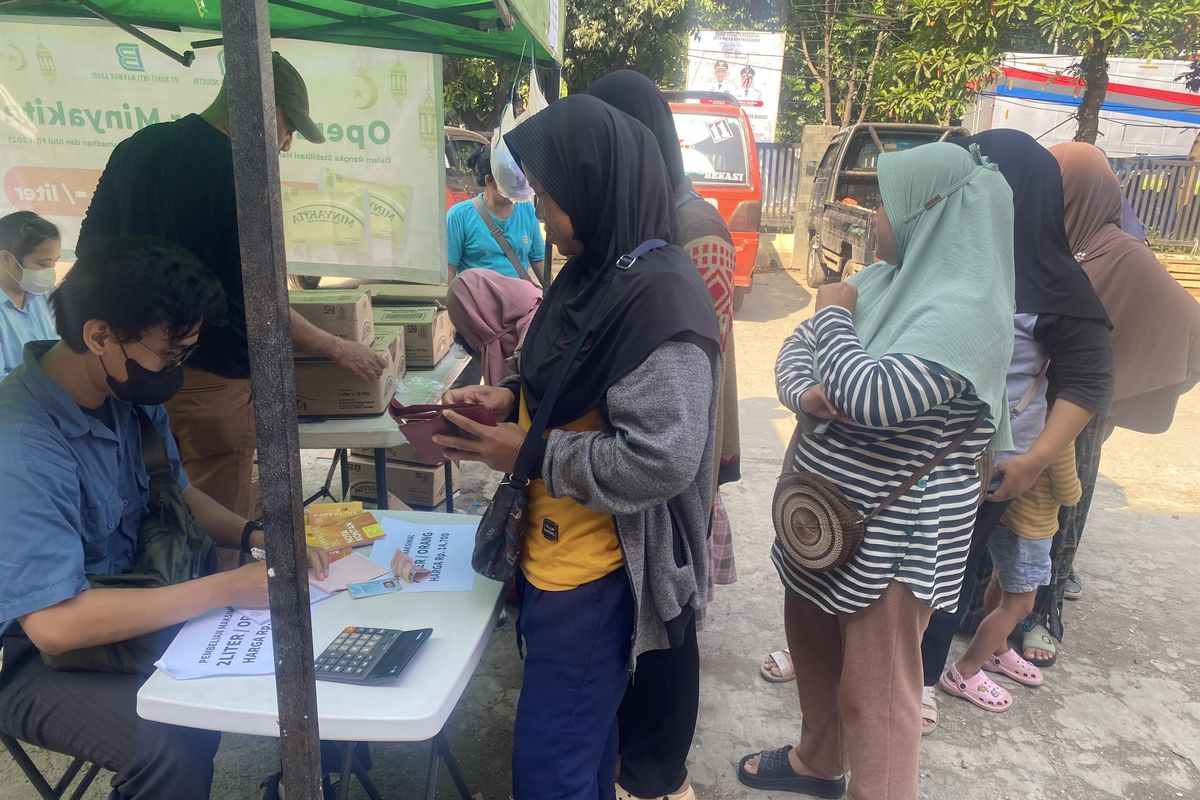 Puluhan warga yang didominasi oleh emak-emak menyerbu operasi minyak goreng murah di halaman depan Pasar Bantargebang, Kota Bekasi, Jawa Barat, Senin (3/3/2025) pagi.(ACHMAD NASRUDIN YAHYA/KOMPAS.com)