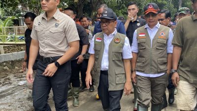 Wali Kota Bekasi, Tri Adhianto, bersama Menteri Koordinator Bidang Pembangunan Manusia dan Kebudayaan (Menko PMK) Pratikno, serta Menteri Koordinator Bidang Infrastruktur dan Pembangunan Kewilayahan (Menko PUK) Agus Harimurti Yudhoyono (AHY), meninjau lokasi banjir di Duren Jaya, Bekasi, Kamis (6/3/2025).