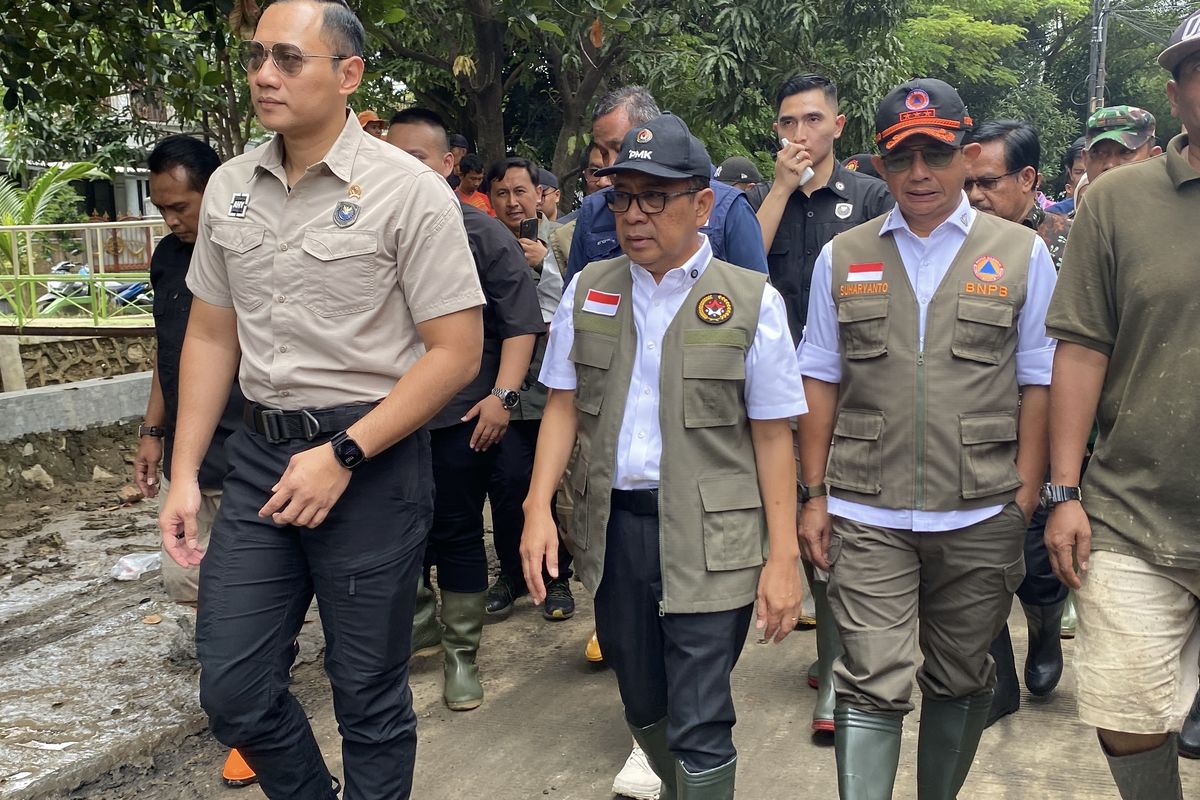 Wali Kota Bekasi, Tri Adhianto, bersama Menteri Koordinator Bidang Pembangunan Manusia dan Kebudayaan (Menko PMK) Pratikno, serta Menteri Koordinator Bidang Infrastruktur dan Pembangunan Kewilayahan (Menko PUK) Agus Harimurti Yudhoyono (AHY), meninjau lokasi banjir di Duren Jaya, Bekasi, Kamis (6/3/2025).