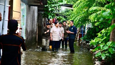 Presiden Prabowo Subianto meninjau korban terdampak banjir di Babelan, Kabupaten Bekasi, Jawa Barat, Sabtu (8/3/2025). (Dok. Biro Pers Sekretariat Presiden)