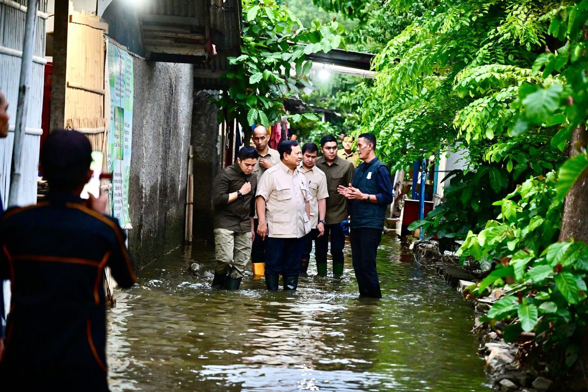 Presiden Prabowo Subianto meninjau korban terdampak banjir di Babelan, Kabupaten Bekasi, Jawa Barat, Sabtu (8/3/2025). (Dok. Biro Pers Sekretariat Presiden)
