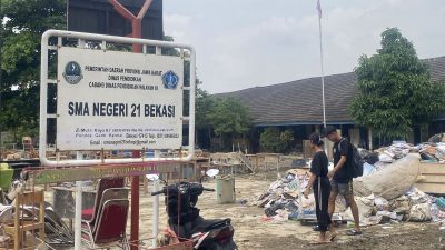 SMAN 21 Bekasi tak bisa menggelar ujian Penilaian Sumatif Akhir Jenjang (PSAJ) setelah fasilitas kegiatan belajar mengejar rusak diterjang banjir pada pekan lalu.(ACHMAD NASRUDIN YAHYA/KOMPAS.com)