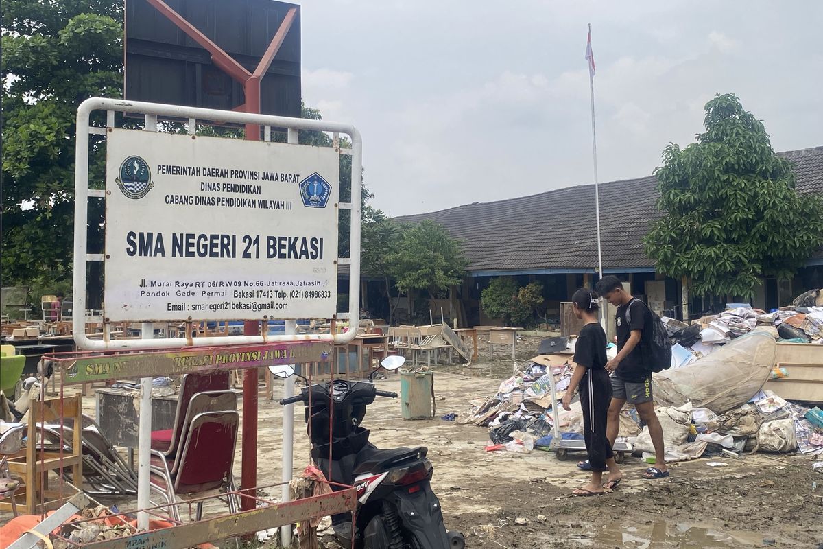 SMAN 21 Bekasi tak bisa menggelar ujian Penilaian Sumatif Akhir Jenjang (PSAJ) setelah fasilitas kegiatan belajar mengejar rusak diterjang banjir pada pekan lalu.(ACHMAD NASRUDIN YAHYA/KOMPAS.com)
