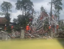Penampakan Tower BTS Roboh Diterjang Puting Beliung, Puluhan Rumah dan Sekolah di Bekasi Rusak