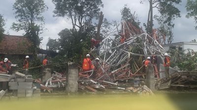 Tower BTS yang roboh di Desa Telajung, CIkarang Barat, Kabupaten Bekasi akibat diterjang angin puting beliun.