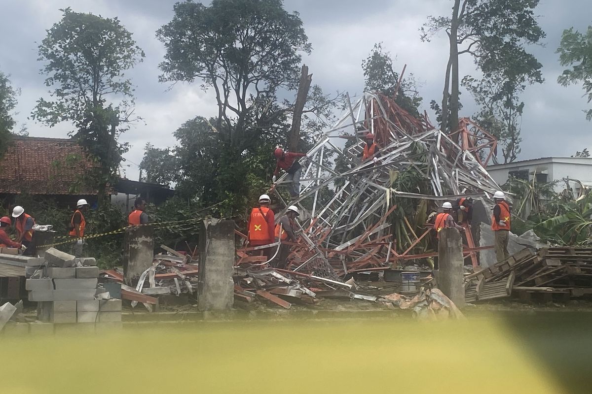 Tower BTS yang roboh di Desa Telajung, CIkarang Barat, Kabupaten Bekasi akibat diterjang angin puting beliun.