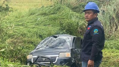 Sebuah mobil yang membawa empat penumpang terbang terbawa angin puting di Desa Telajung, Jalan Praja, Kecamatan Cikarang Barat, Kabupaten Bekasi, Jawa Barat, Senin (17/3/2025) malam.(ACHMAD NASRUDIN YAHYA/KOMPAS.com)