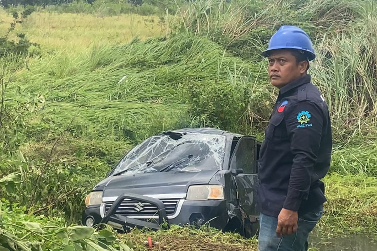 Sebuah mobil yang membawa empat penumpang terbang terbawa angin puting di Desa Telajung, Jalan Praja, Kecamatan Cikarang Barat, Kabupaten Bekasi, Jawa Barat, Senin (17/3/2025) malam.(ACHMAD NASRUDIN YAHYA/KOMPAS.com)