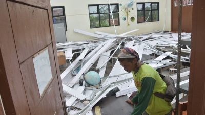 Angin puting beliung yang menerjang Desa Telajung, Kecamatan Cikarang Barat, Kabupaten Bekasi, pada Senin (17/3/2025) malam, menyebabkan kerusakan parah di SDN 04 Telajung.