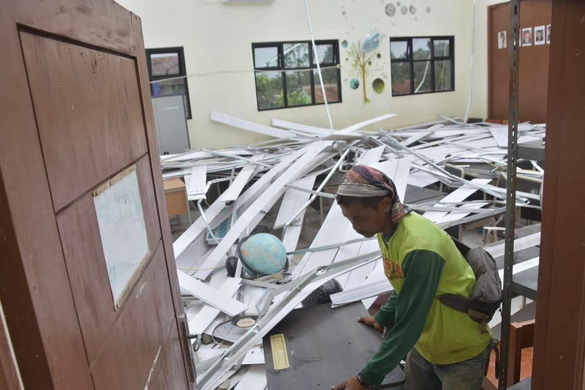 Angin puting beliung yang menerjang Desa Telajung, Kecamatan Cikarang Barat, Kabupaten Bekasi, pada Senin (17/3/2025) malam, menyebabkan kerusakan parah di SDN 04 Telajung.