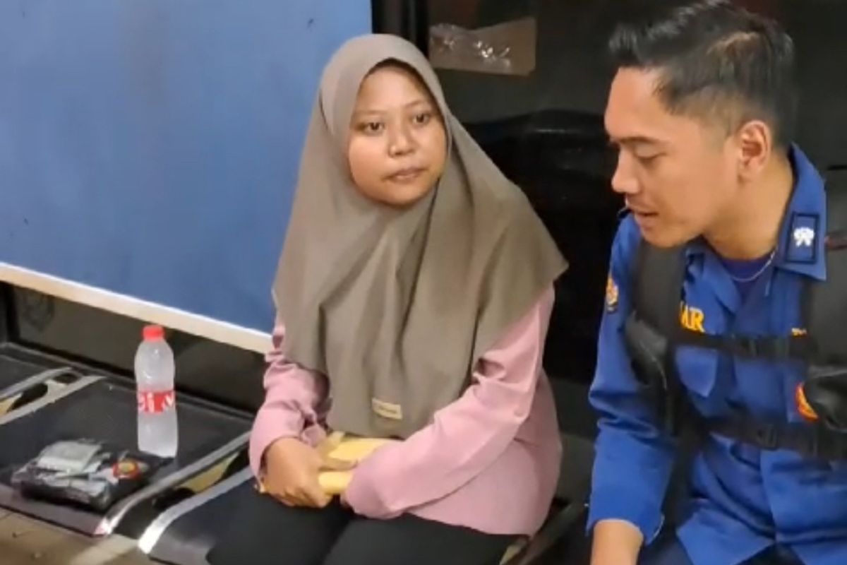 Seorang wanita korban penipuan tenaga kerja berinisial S (25) mengadu ke personel pemadam kebakaran setelah laporannya ditolak Polsek Cikarang Barat pada Senin (17/3/2025).