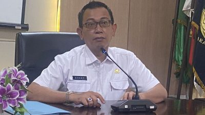 Kepala Dinas Lingkungan Hidup (DLH) Kabupaten Bekasi, Syafri Donny Sirait menggelar konferensi pers merespons penetapan tersangka dirinya oleh Kementerian Lingkungan Hidup, Rabu (19/3/2025).