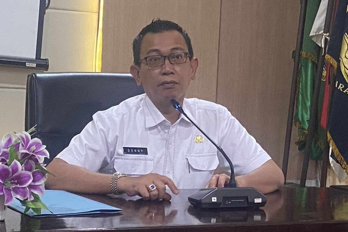 Kepala Dinas Lingkungan Hidup (DLH) Kabupaten Bekasi, Syafri Donny Sirait menggelar konferensi pers merespons penetapan tersangka dirinya oleh Kementerian Lingkungan Hidup, Rabu (19/3/2025).