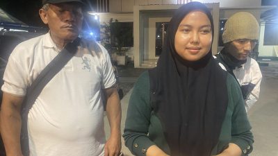 Riska Alfia (25), petugas SPBU di Desa Karangsatria, Tambun Utara, Kabupaten Bekasi, mengaku diminta berdamai oleh petugas Sentra Pelayanan Kepolisian Terpadu (SPKT) Polsek Tambun Selatan ketika melaporkan kasus dugaan kekerasan yang dilakukan konsumen terhadap dirinya. Foto: Kompas