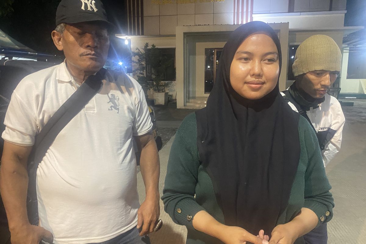 Riska Alfia (25), petugas SPBU di Desa Karangsatria, Tambun Utara, Kabupaten Bekasi, mengaku diminta berdamai oleh petugas Sentra Pelayanan Kepolisian Terpadu (SPKT) Polsek Tambun Selatan ketika melaporkan kasus dugaan kekerasan yang dilakukan konsumen terhadap dirinya. Foto: Kompas