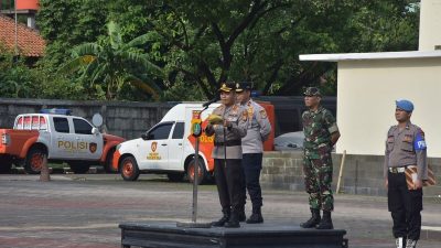 Kapolres Metro Bekasi, Kombes Mustofa, saat memimpin apel gelar pasukan Operasi Ketupat 2025 di Kabupaten Bekasi, Kamis (20/3/2025).