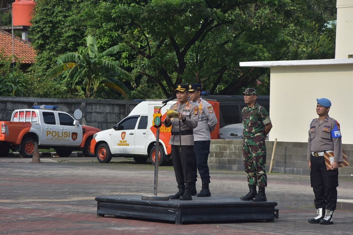 Kapolres Metro Bekasi, Kombes Mustofa, saat memimpin apel gelar pasukan Operasi Ketupat 2025 di Kabupaten Bekasi, Kamis (20/3/2025).