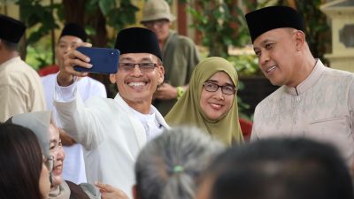 Wali Kota Bekasi Tri Adhianto saat melaksankan open House di kediamannya