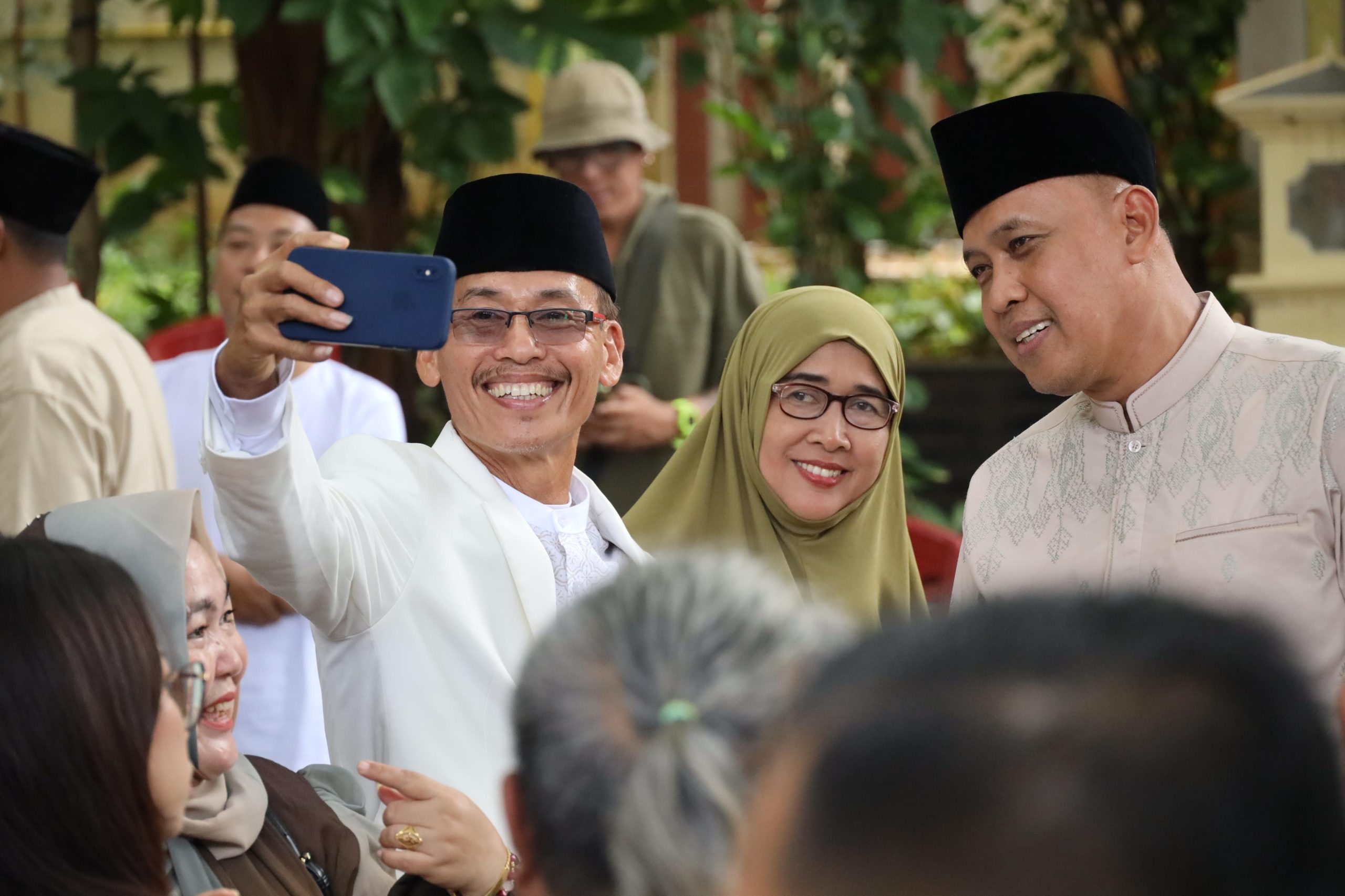 Wali Kota Bekasi Tri Adhianto saat melaksankan open House di kediamannya