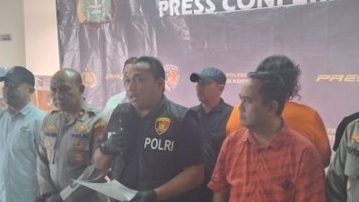 Kasat Reskrim Polres Metro Bekasi Kota, Kompol Binsar Hatorangan Sianturi menggelar konferensi pers penetapan tersangka "Jagoan Cikiwul" bernama Suhada karena paksa meminta THR ke pabrik, Jumat (21/3/2025). Foto: Joy/Gobekasi.id