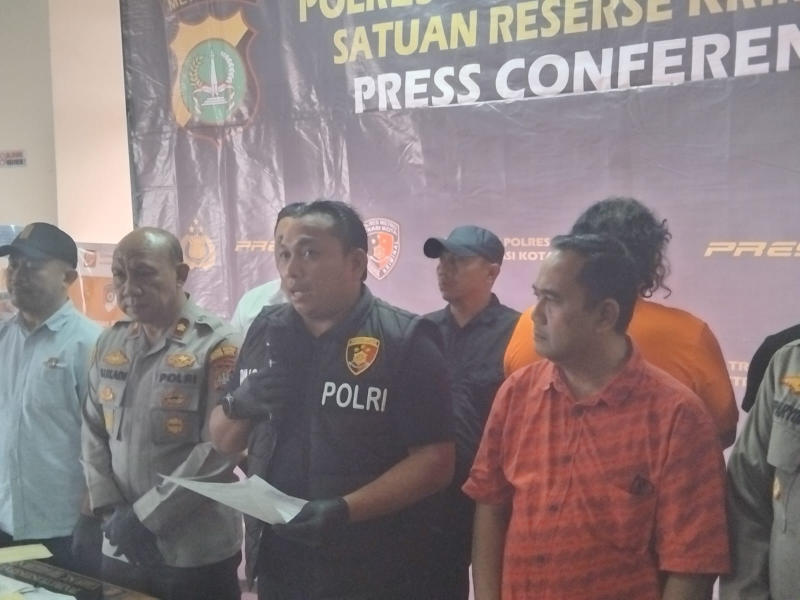 Kasat Reskrim Polres Metro Bekasi Kota, Kompol Binsar Hatorangan Sianturi menggelar konferensi pers penetapan tersangka "Jagoan Cikiwul" bernama Suhada karena paksa meminta THR ke pabrik, Jumat (21/3/2025). Foto: Joy/Gobekasi.id