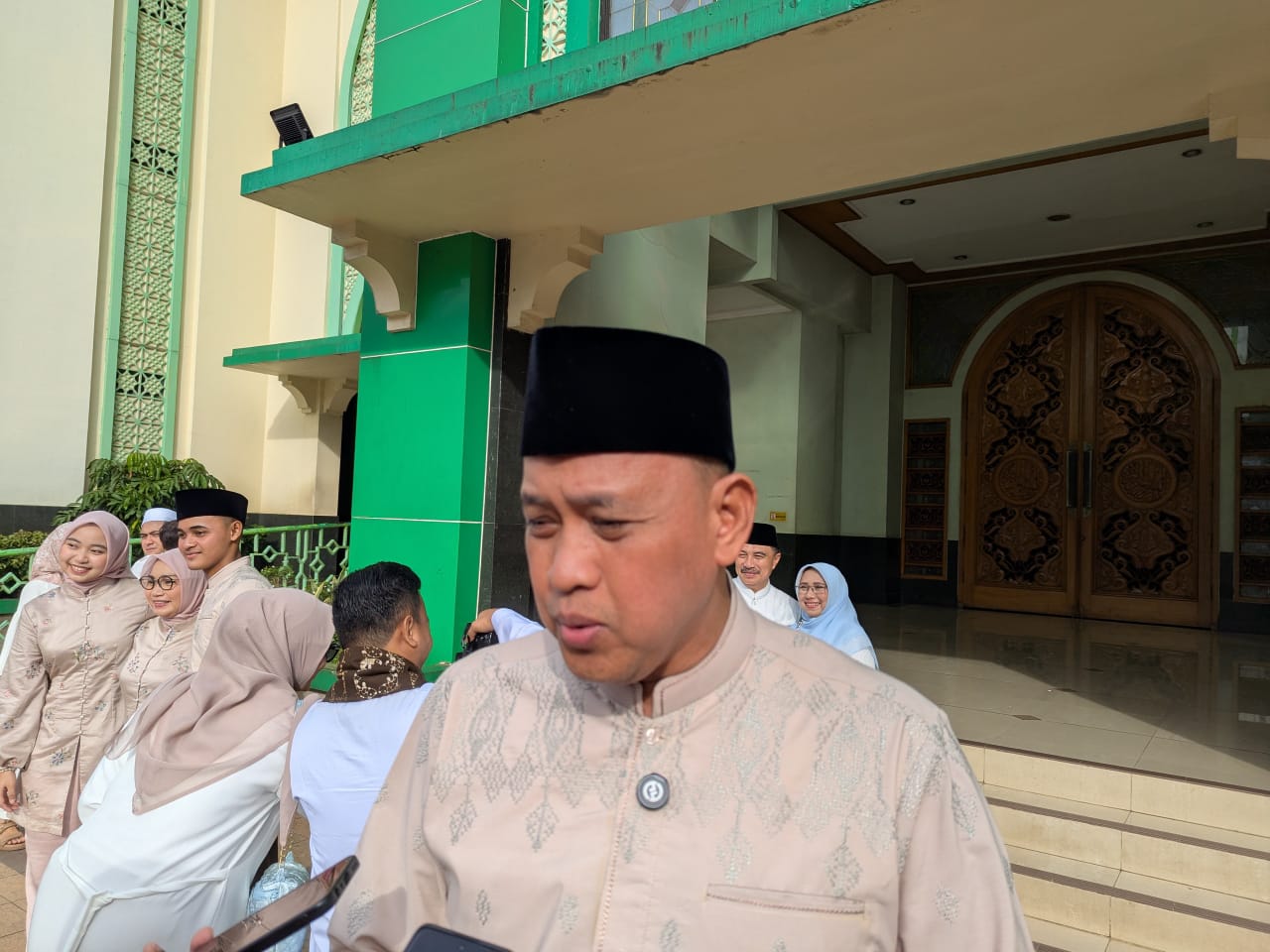 Wali Kota Bekasi Tri Adhianto setelah usai melaksanakan Salat Idul Fitri 1446 H/2025 di Masjid Agung Al - Barkah.