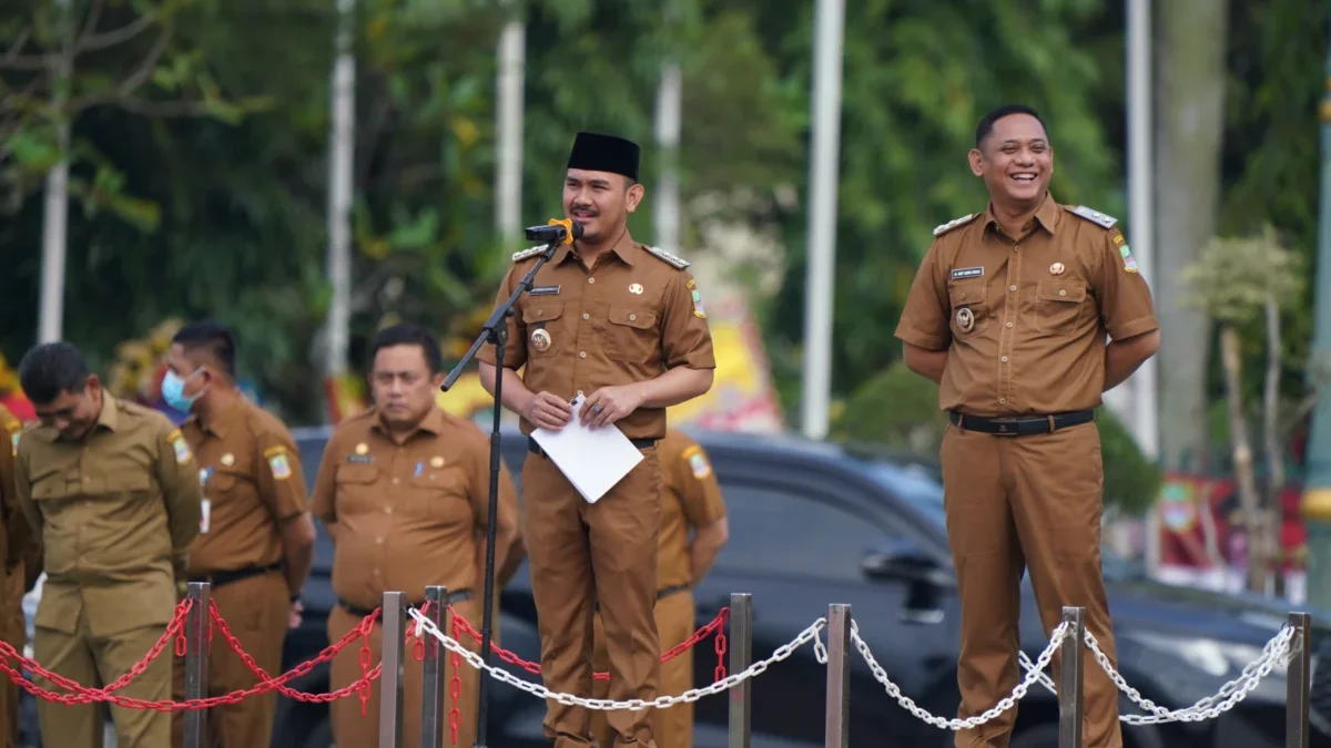 Bupati Bekasi Ade Kuswara Kunang dan Wabup Asep Surya Atmadja melaksanakan apel perdananya