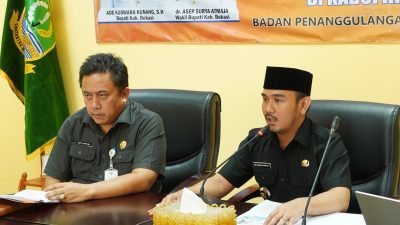 Kabupaten Bekasi-Bupati Bekasi, Ade Kuswara Kunang, didampingi Sekda Kabupaten Bekasi, Dedi Supriyadi, memimpin rapat evaluasi bencana di Ruang Rapat BPBD Kabupaten Bekasi, Selasa (18/3/2025).