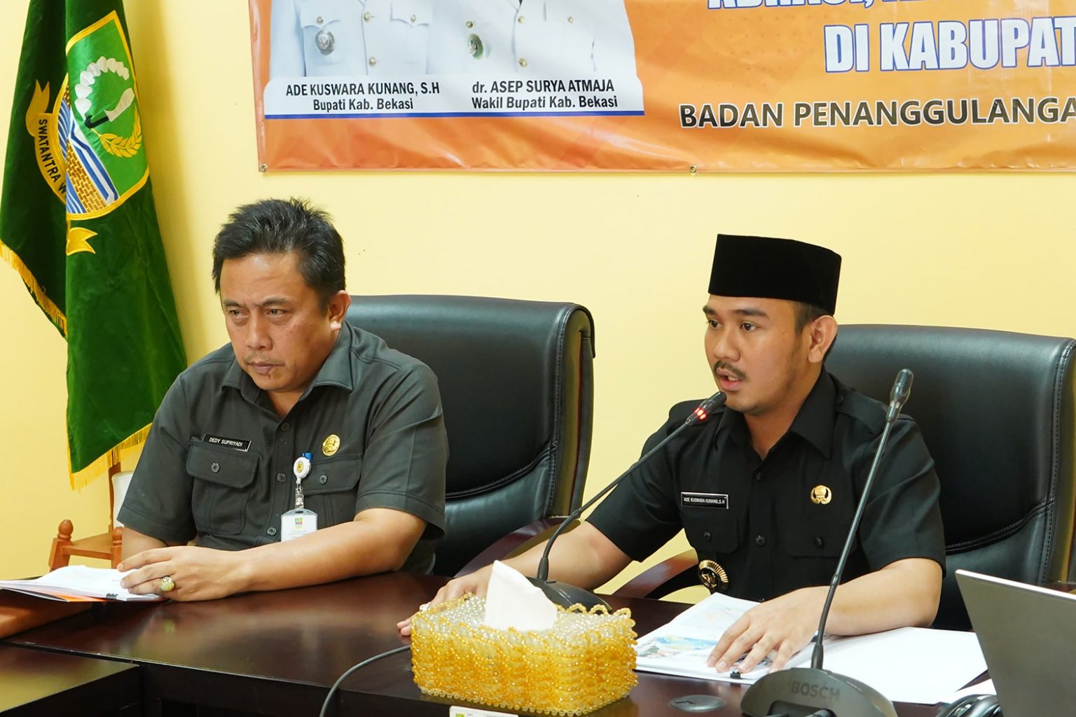 Kabupaten Bekasi-Bupati Bekasi, Ade Kuswara Kunang, didampingi Sekda Kabupaten Bekasi, Dedi Supriyadi, memimpin rapat evaluasi bencana di Ruang Rapat BPBD Kabupaten Bekasi, Selasa (18/3/2025).