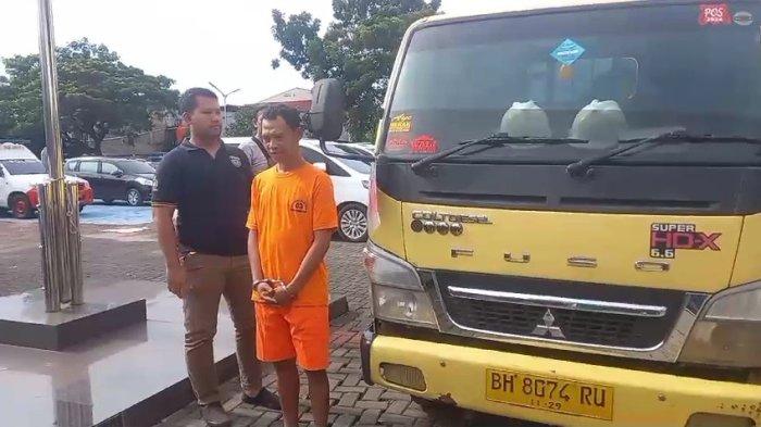 Polres Metro Bekasi melakukan konferensi pers mengungkap pencurian kendaraan truk, Selasa (11/3/2025). Foto: Ist