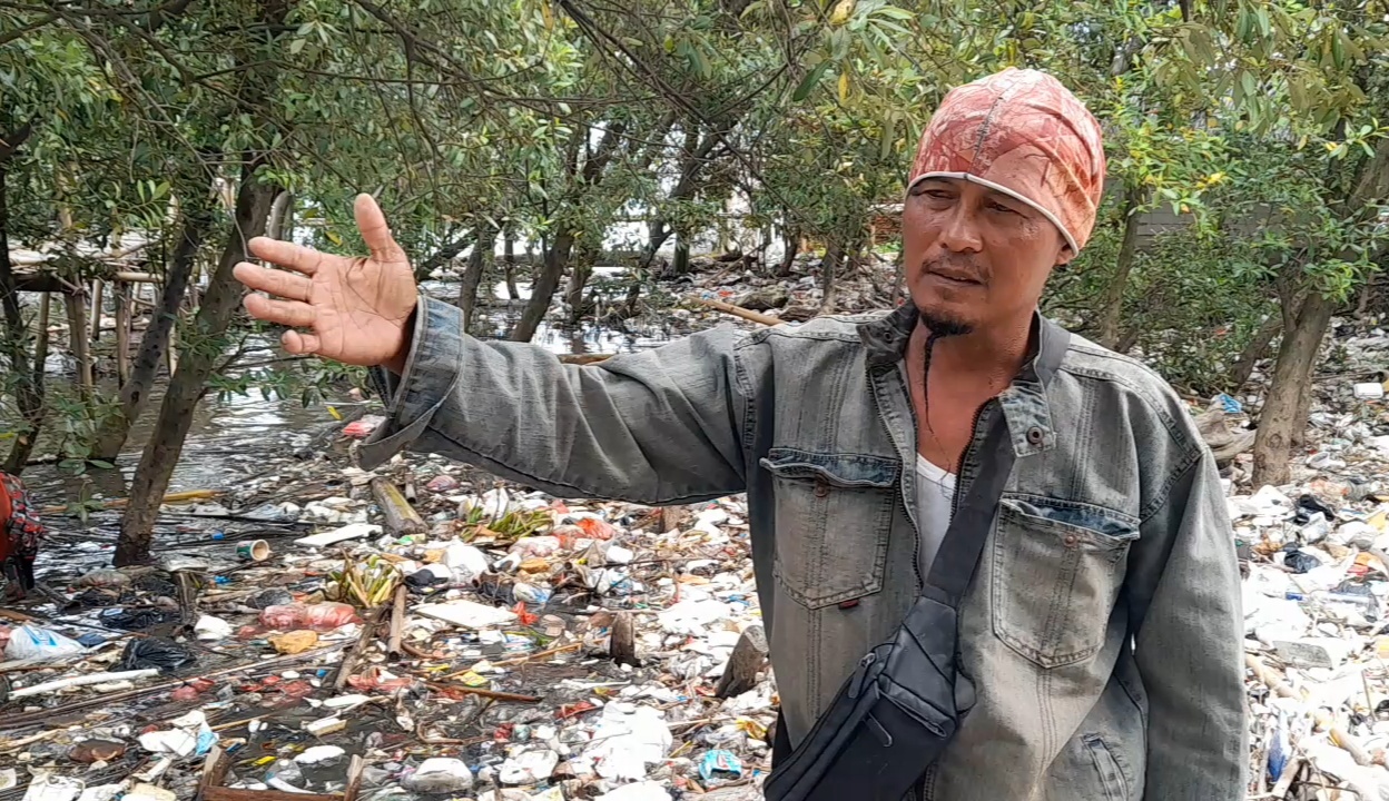 Azis Kuncen, Ketua Paguyuban Nelayan Pelestari Muaragembong, yang mendukung penetapan Kepala Dinas Lingkungan Hidup (DLH) Kabupaten Bekasi, Syafri Donny Sirait, sebagai tersangka oleh Kementerian Lingkungan Hidup (KLH).