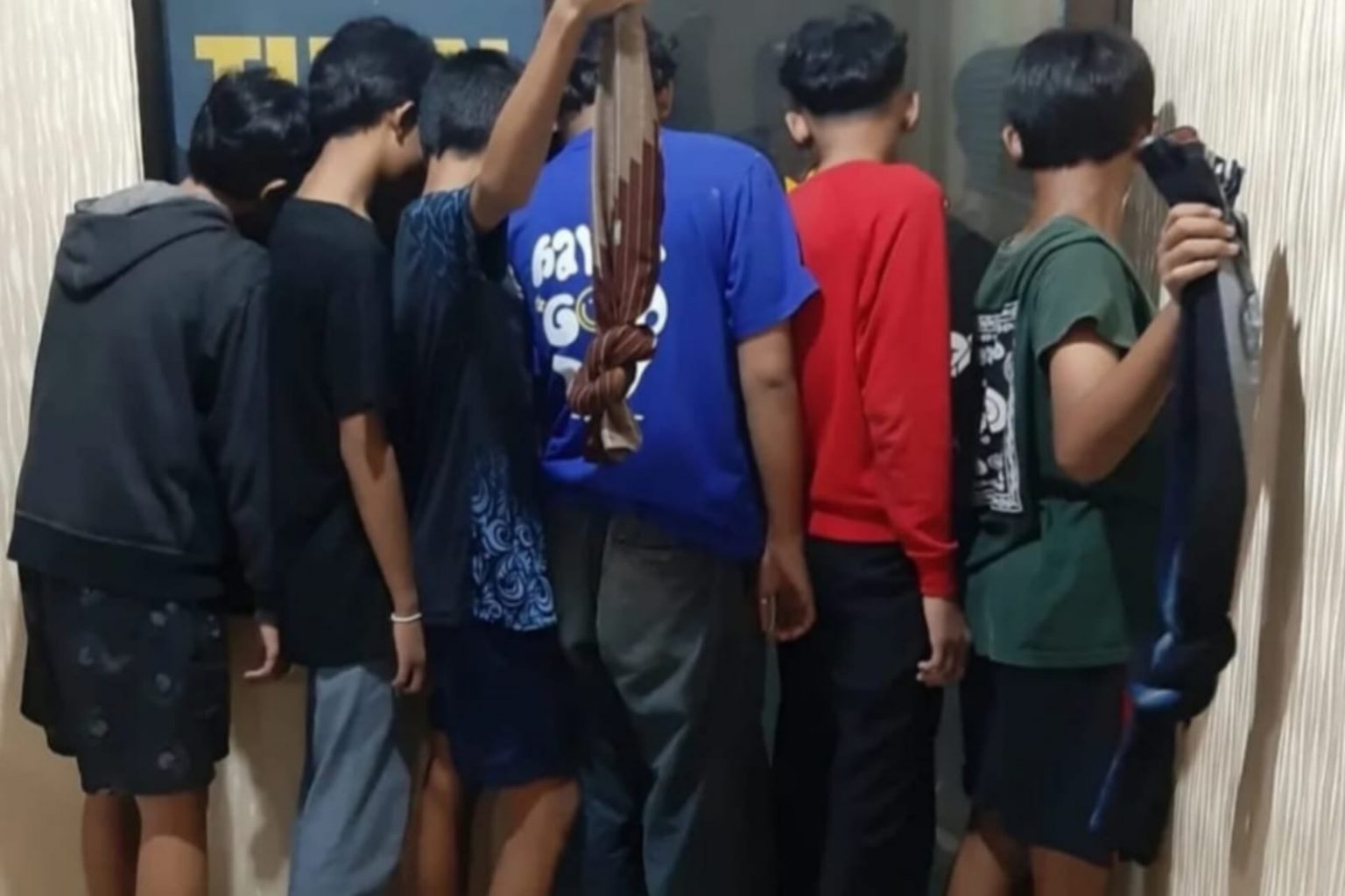 Enam remaja di bawah umur diamankan dan diserahkan ke pihak kepolisian saat hendak melakukan perang sarung di Bekasi Selatan/ Foto: Ist