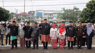 Unsur Forkopimda Kota Bekasi mengenakan pakaian adat Kranggan, Senin (10/3/2025).