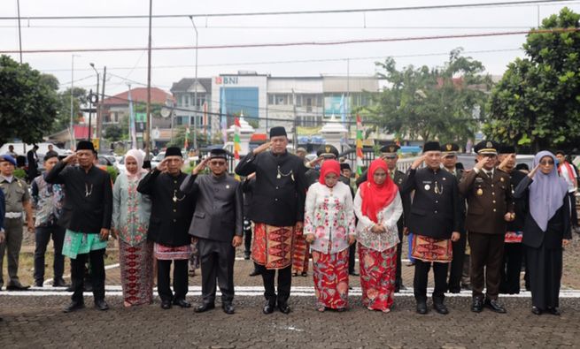 Unsur Forkopimda Kota Bekasi mengenakan pakaian adat Kranggan, Senin (10/3/2025).