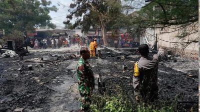 Polsek Babelan saat melakukan olah TKP Kebakaran di Rumah Makan Cobek Uleg Marlinda, Sabtu (15/3/2025).