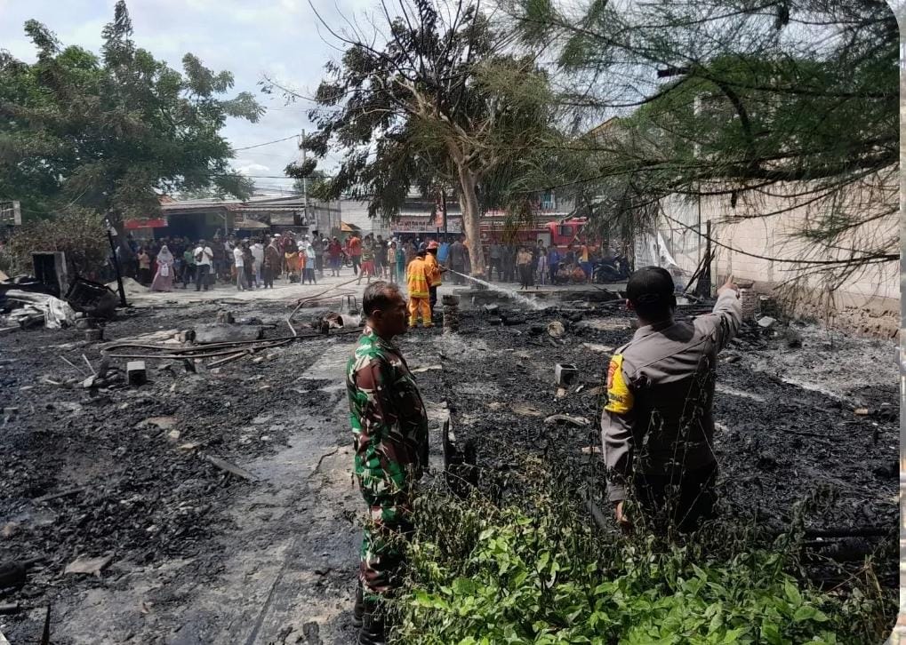 Polsek Babelan saat melakukan olah TKP Kebakaran di Rumah Makan Cobek Uleg Marlinda, Sabtu (15/3/2025).