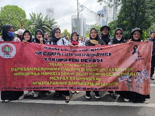 Ribuan calon Pegawai Pemerintah dengan Perjanjian Kontrak (PPPK) tahap 1 Kabupaten Bekasi bergabung dengan Aliansi Merah Putih untuk menggelar aksi unjuk rasa di depan Kantor Kementerian Pendayagunaan Aparatur Negara dan Reformasi Birokrasi (KemenPAN RB), Jakarta, pada Selasa (18/3/2025).