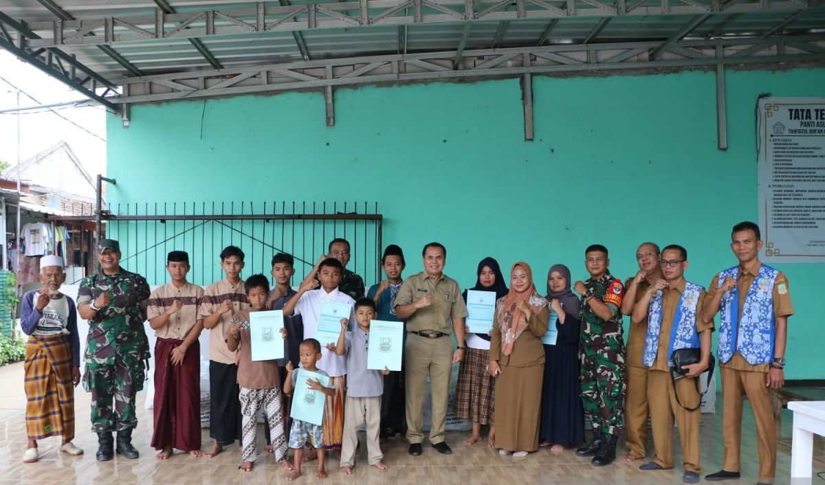 Penyerahan akte kelahiran secara simbolis kepada perwakilan anak yatim piatu di panti asuhan Mangunjaya, Kecamatan Tambun Selatan, Kabupaten Bekasi, Rabu (19/3/2025).