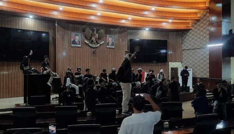 Massa aksi berdiri di meja anggota DPRD Kota Bekasi